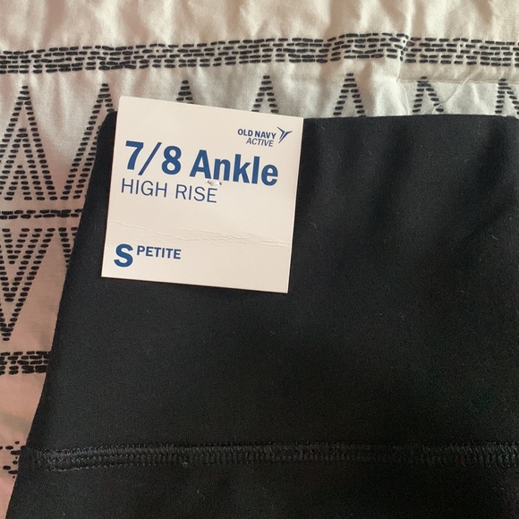 Brand New! Old Navy Active - Picture 4 of 6